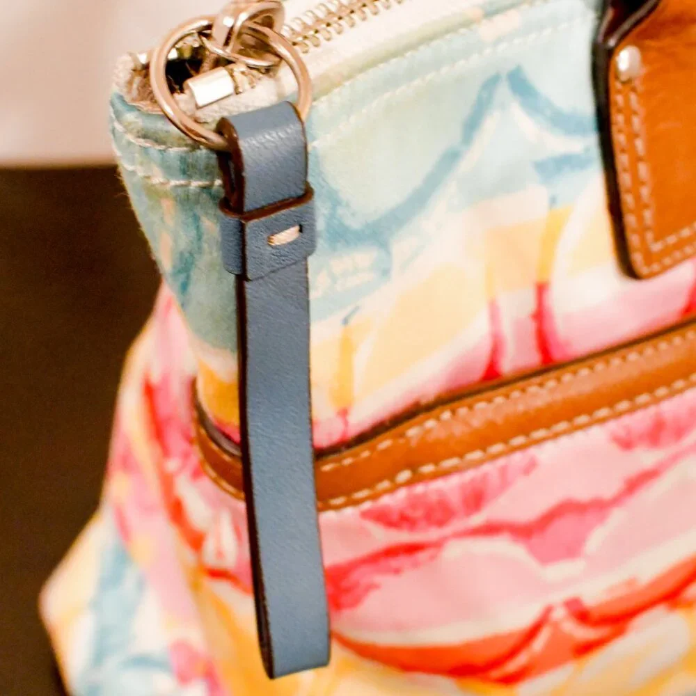 Cute & Colorful Vintage Coach Hampton Watercolor Bucket Tote - Picture 7 of 10